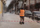 В Смоленске управляющие организации ведут очистку крыш домов от снега и сосулек