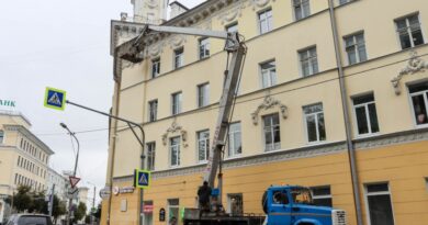 На улице Коммунистической в Смоленске ремонтируют фасады нескольких домов