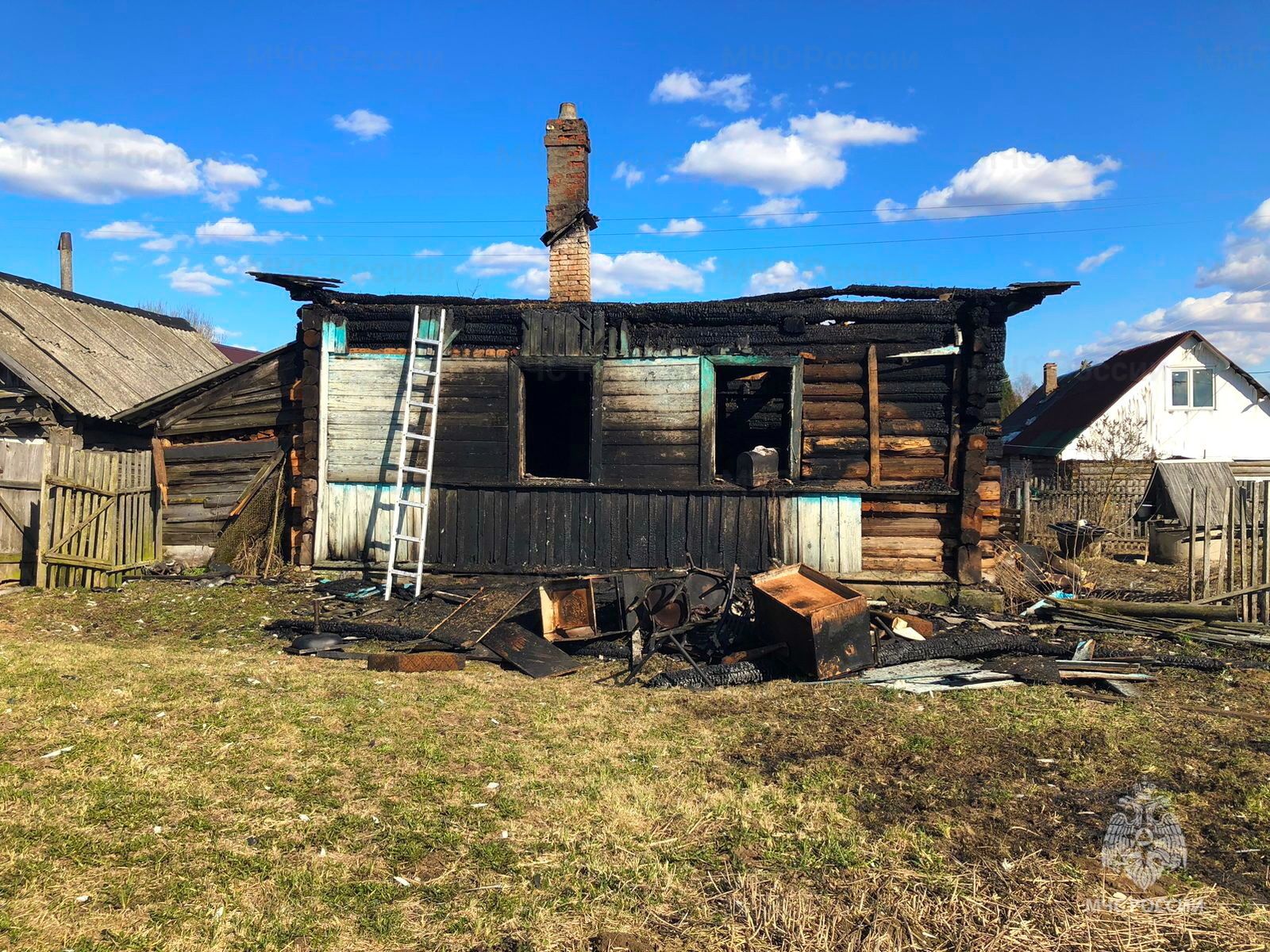 В Жуково сгорел частный дом | 11.04.2023 | Смоленск - БезФормата