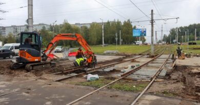 На улице Рыленкова ремонтируют трамвайные переезды